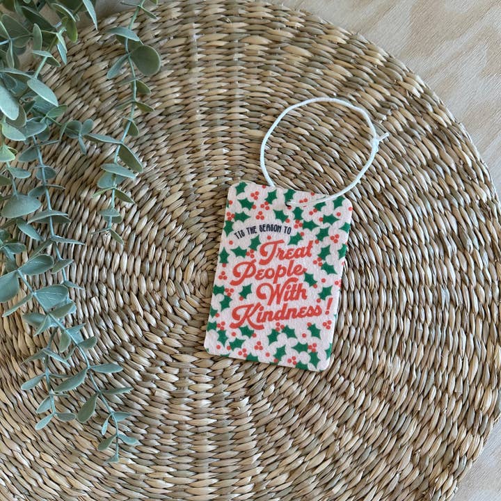 Désodorisant de voiture en feutre de Noël "Traitez les gens avec gentillesse" pour la vente par Rags Revived