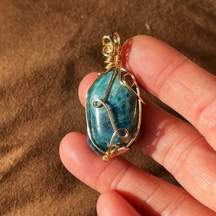 Tumbledshop - Vente Colliers à pendentif - Collier en pierre d'apatite bleue avec pendentif en cristal, Worry Stone0