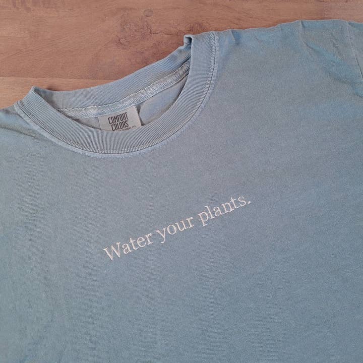 Broderad Vattna Dina Växter T-shirt För Växtälskare för wholesale av Penelope Annen Design
