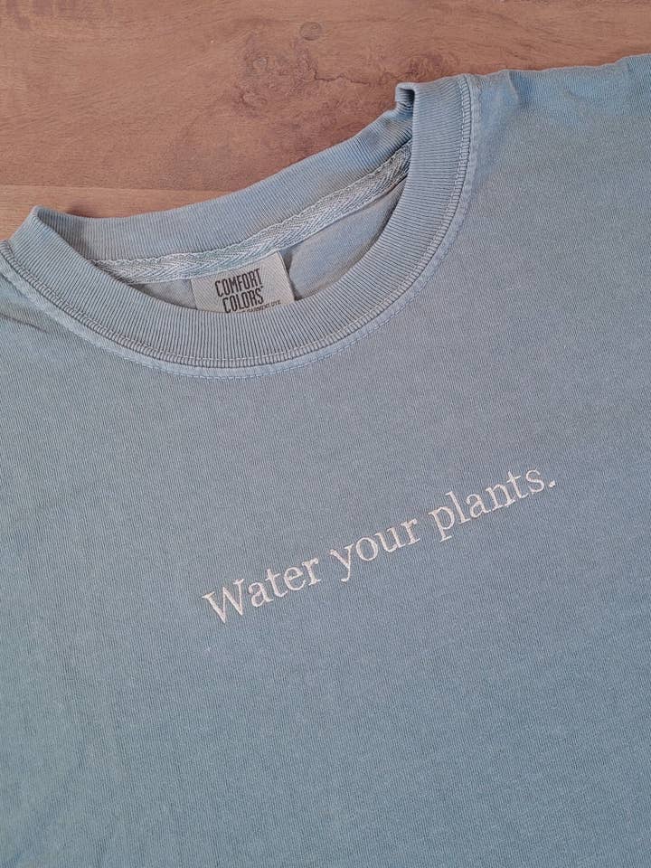 Broderad Vattna Dina Växter T-shirt För Växtälskare för wholesale av Penelope Annen Design