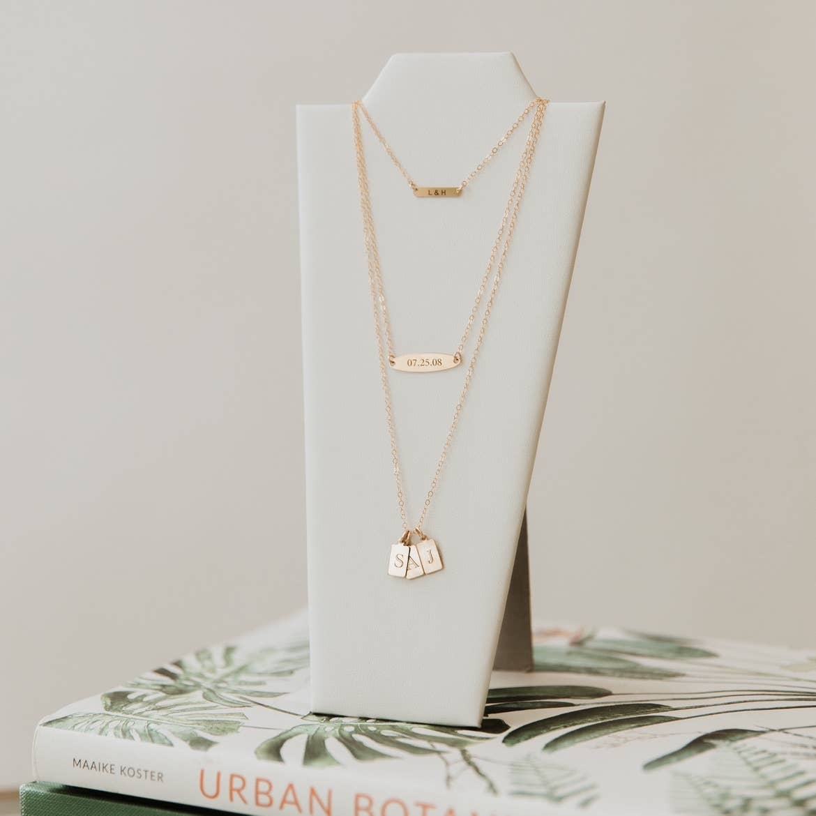 True by Kristy Jewelry - Vente Colliers à pendentif - Collier avec mini-étiquette initiale gravée, personnalisé, rempli d'or8