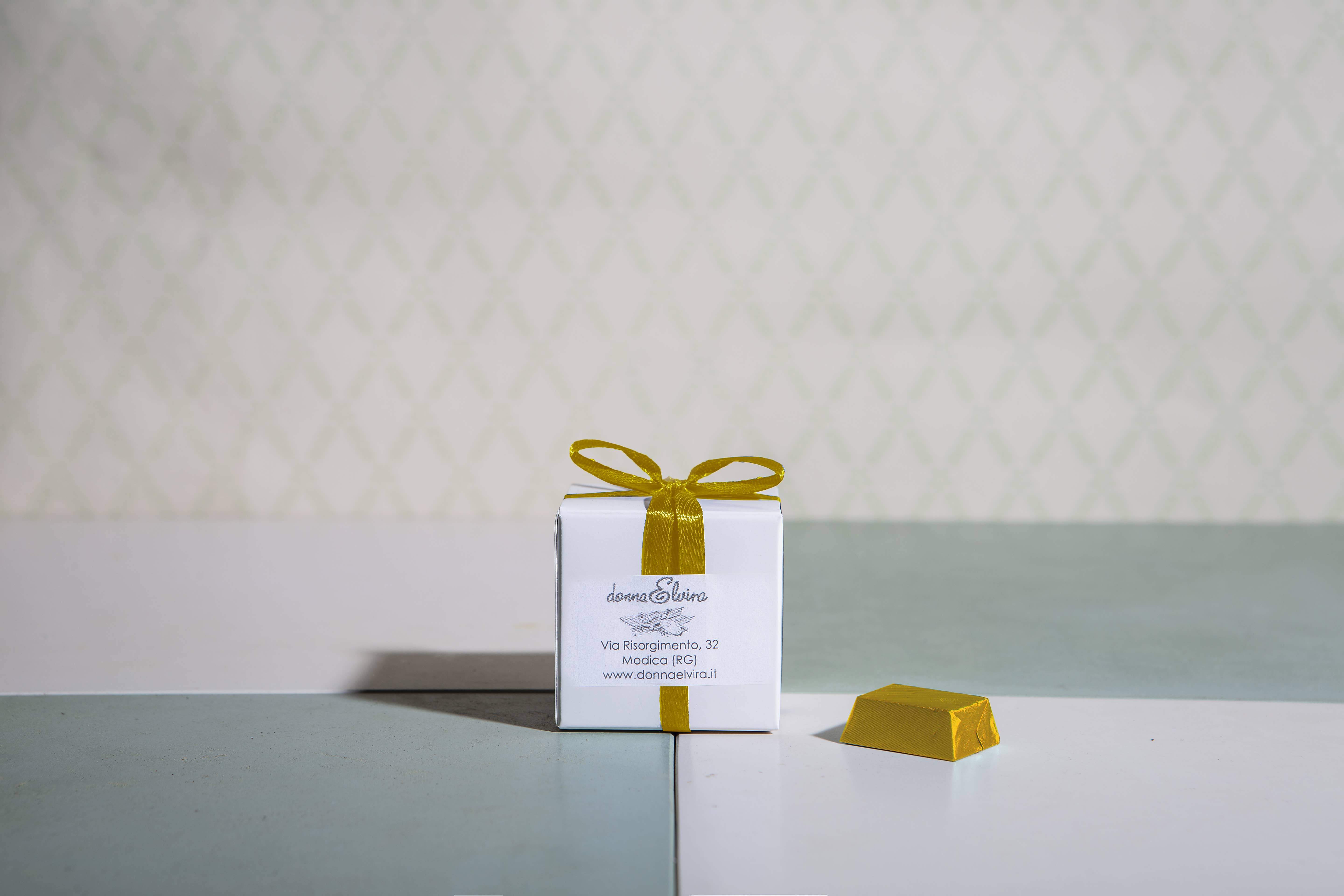 DONNA ELVIRA dolceria di Roccasalva Elvira - Wholesale Chocolate Box - CUSTOMIZABLE BOX OF 16 ASSORTED CHOCOLATES4