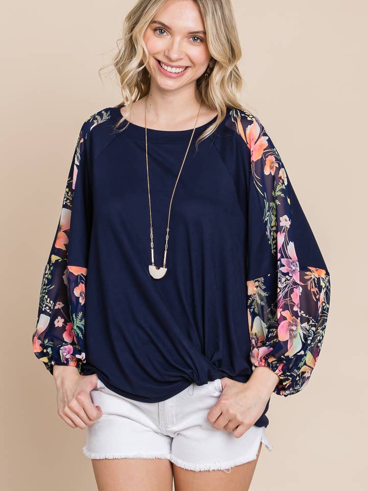 ETK-8766-PL Haut contrastant à manches en mousseline de soie florale grande taille pour la vente par Emerald Collection