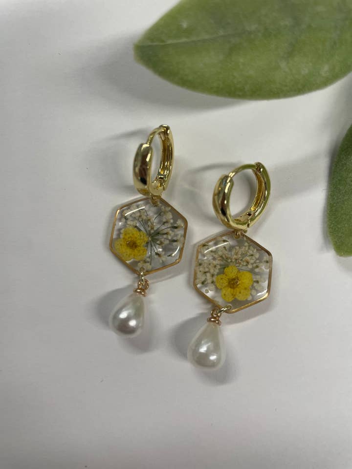 Brinco Pendente de Flor Amarela Não-me-esqueças e Pérola por atacado de Jewelry & More By KristiCo