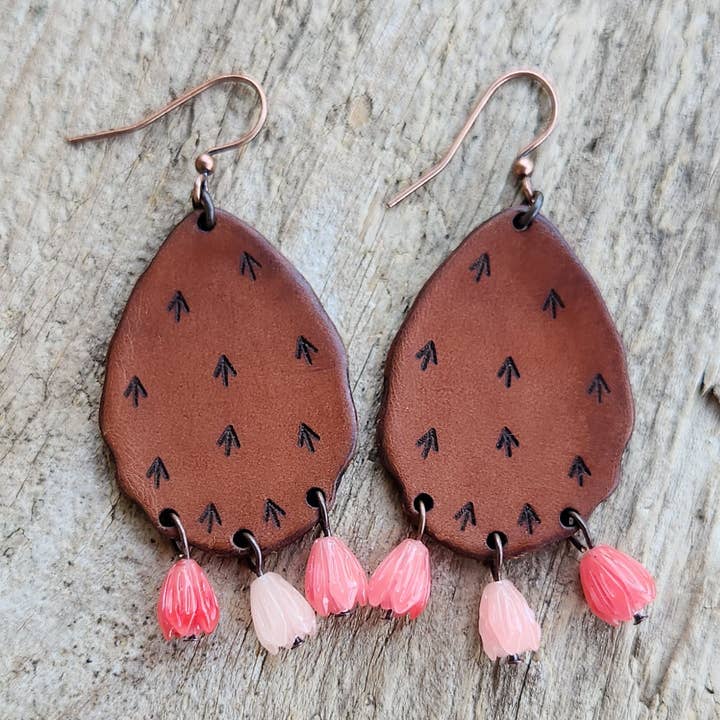 Orecchini «Priscilla» fatti a mano in pelle a forma di fico d'India per la vendita all'ingrosso da parte di Cocklebur & Co.