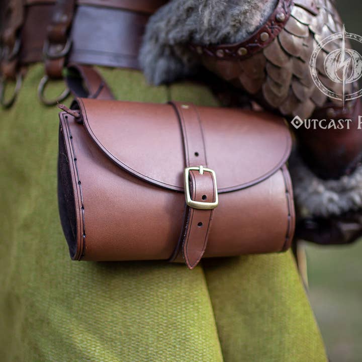 Sac banane en cuir médiéval pour la vente par Outcast Props