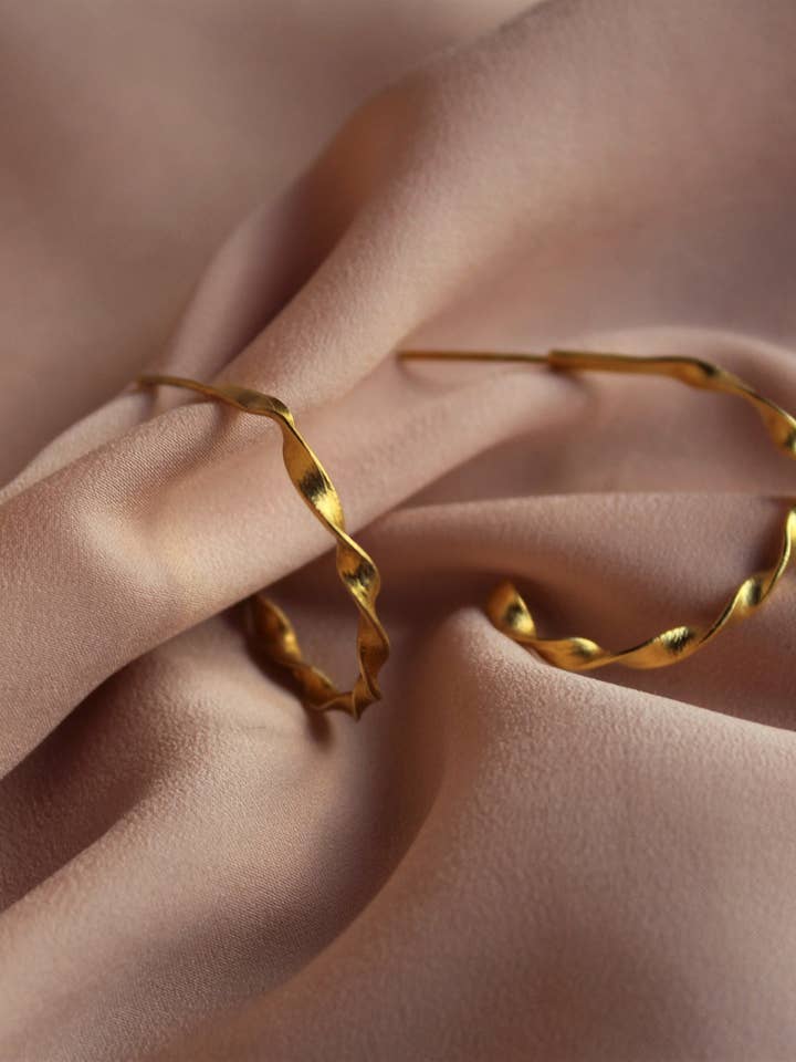 Bandreifen, gebogene Twist Creolen, silberne zierliche Creolen für den Großhandel von North & South jewelry