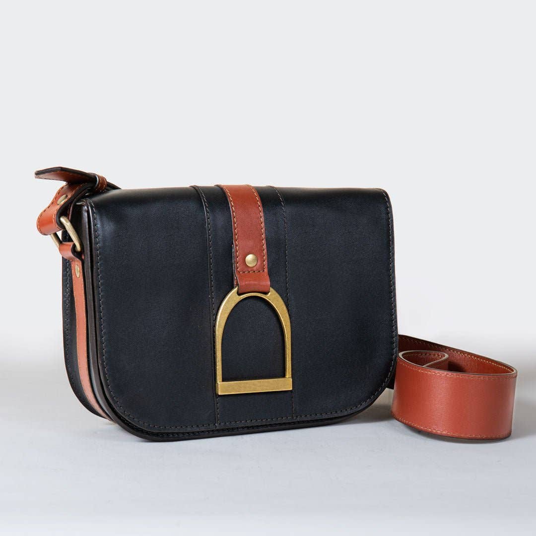URBAN-EQUESTRIAN – Großhandel Umhängetasche - Damen – Signature Steigbügel - Reitsteigbügel Crossbody Luxuslederhandtasche in Cognac auf Schwarz4