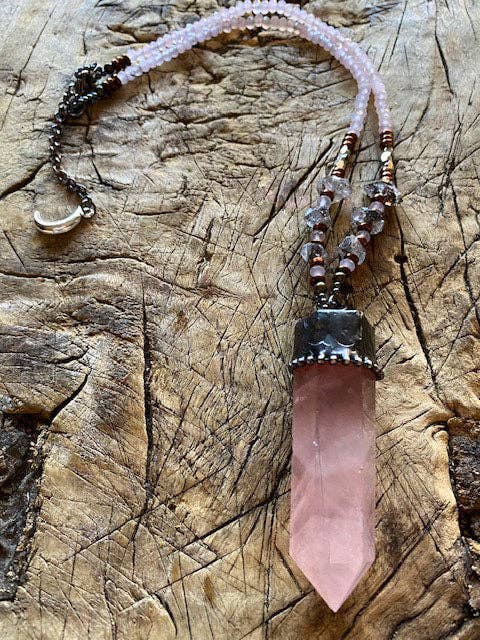 einfach schön - Rosenquarz Kristallspitze- Halskette für den Großhandel von Beautiful Soul Jewelry