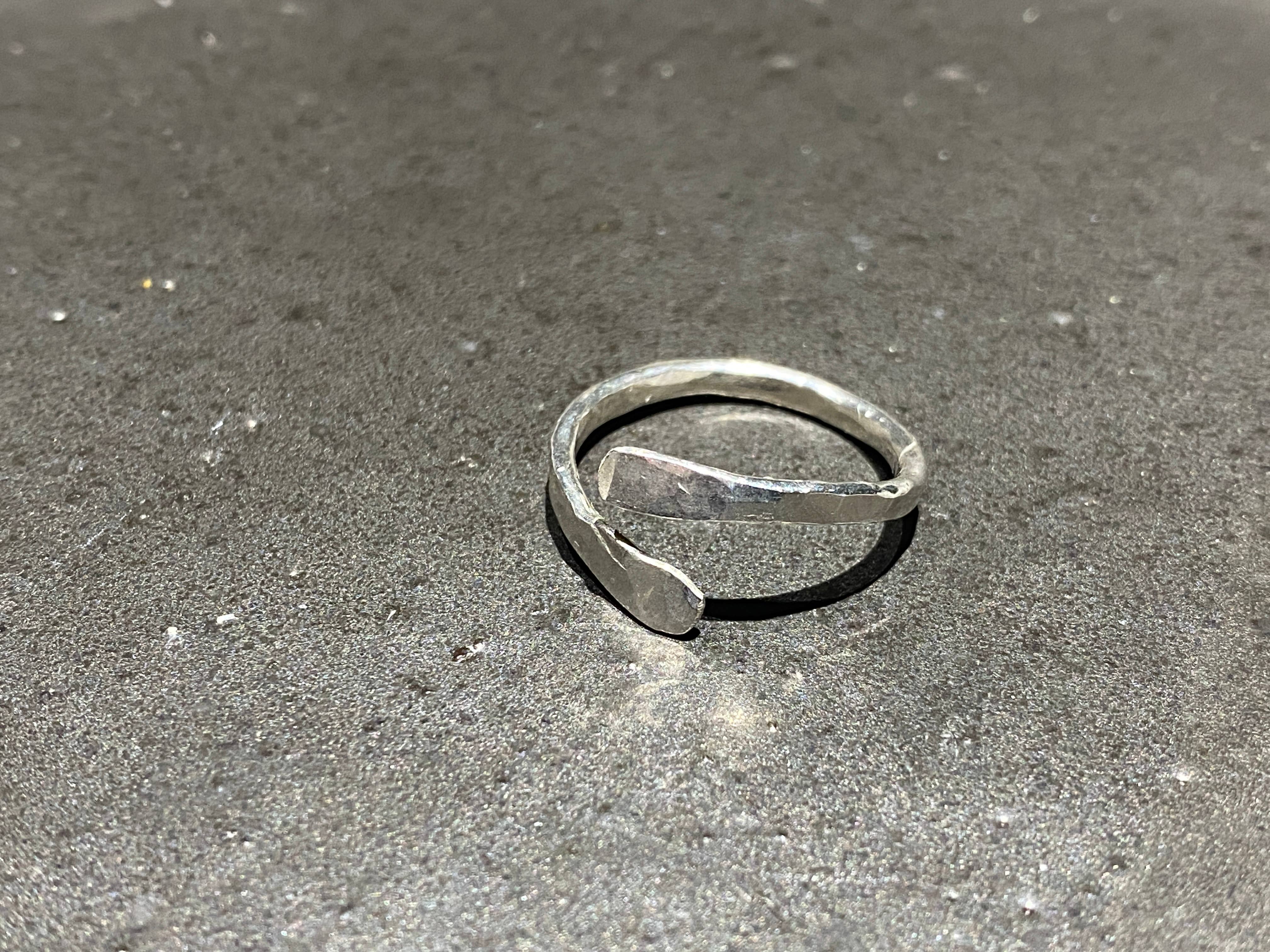 SoulSpireStudio - Vente Anneau/bague à empiler - Bague portefeuille Love's Embrace1