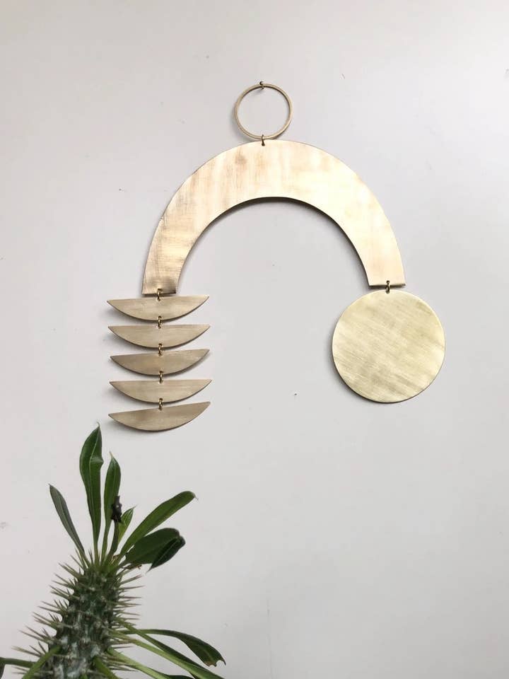 Strata håndlavet vægdekoration i messing for engroshandel hos Vida + Luz