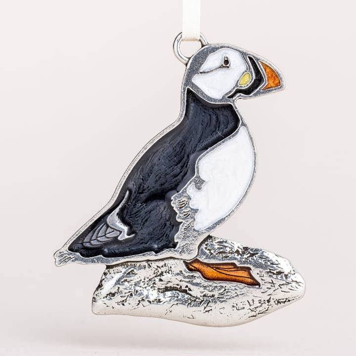 Ornement d'oiseau macareux avec couleur appliquée à la main pour la vente par Danforth Pewter