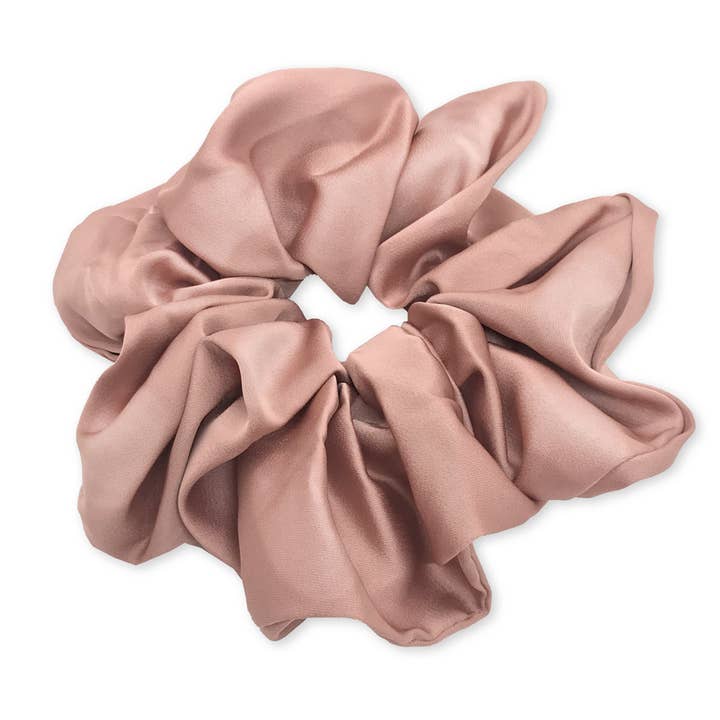 Chouchou XL en satin - rose poudré pour la vente par CharlottLinnéa