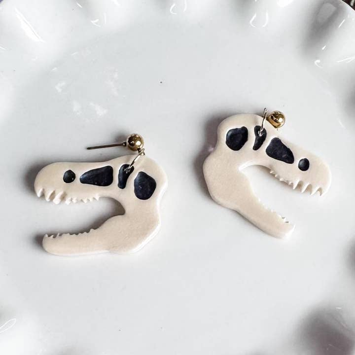 Orecchini a forma di teschio di T-Rex | Argilla polimerica | Fatto a mano per la vendita all'ingrosso da parte di Nelly Rose Jewelry