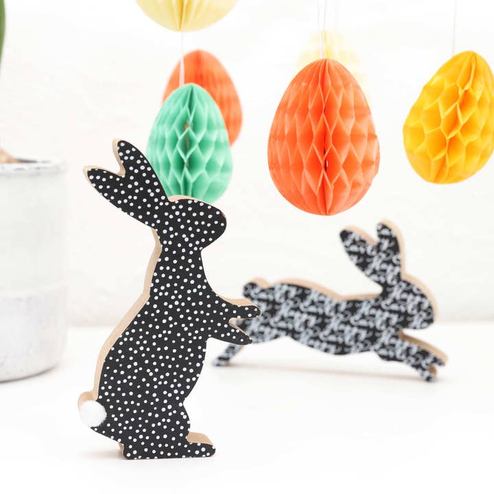 Papierdrachen – Engroshandel Bordpynt – Påskepynt i træ - sort påskehare med pompom hale, 15 x 8 cm, 2 cm tyk2