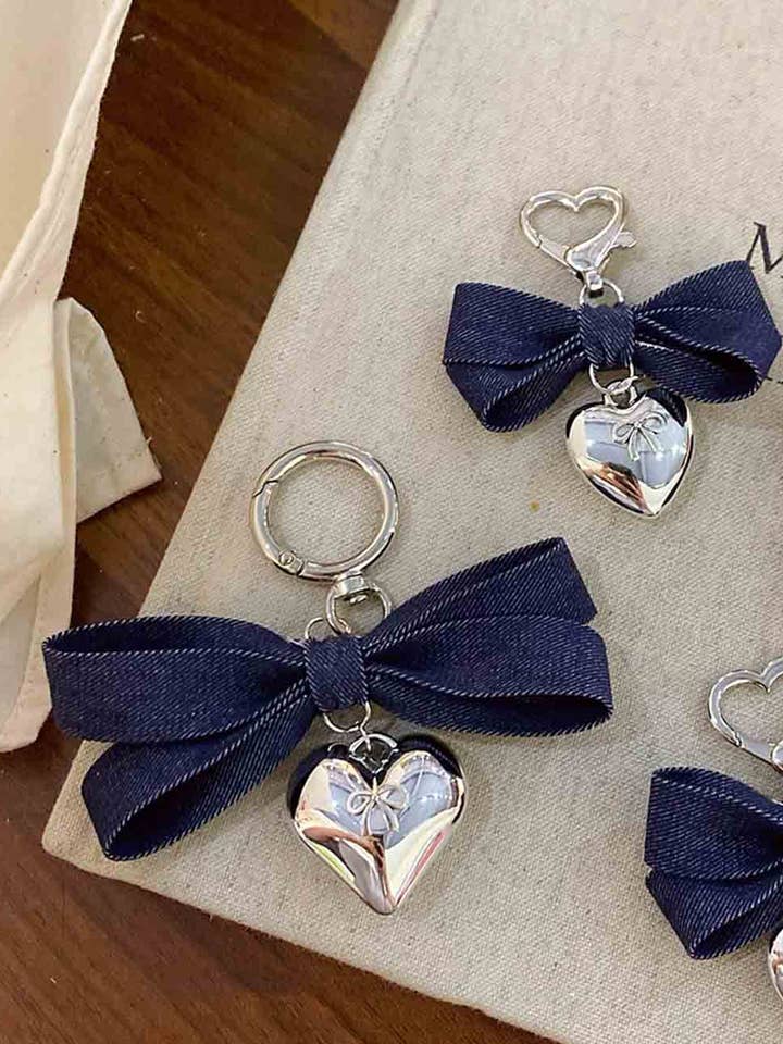Enkel Denim Sløjfe Hjerte Taskevedhæng DP25F590 for engroshandel hos Dipped Shop