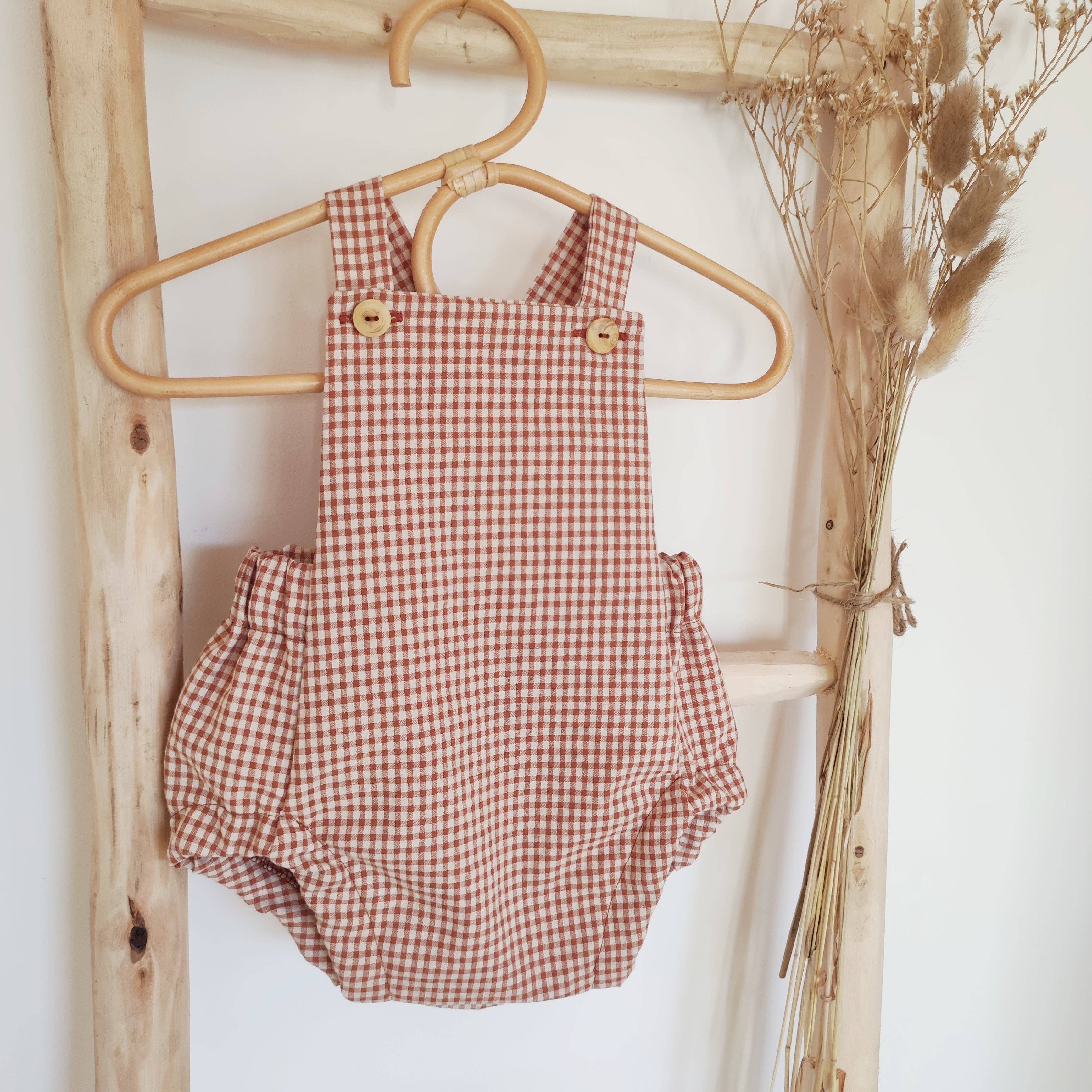 Les p'tites Merveilles de Bérénice - Vente Salopette – bébé - Salopette bloomer bébé "Eden" évolutive en serrsucker vichy2