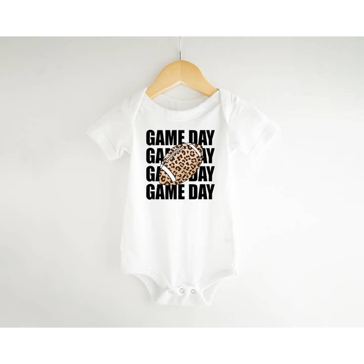 Fodbold baby bodysuit, Game Day Baby Outfit, småbørns tshirt for engroshandel hos Tiny toes Baby Co
