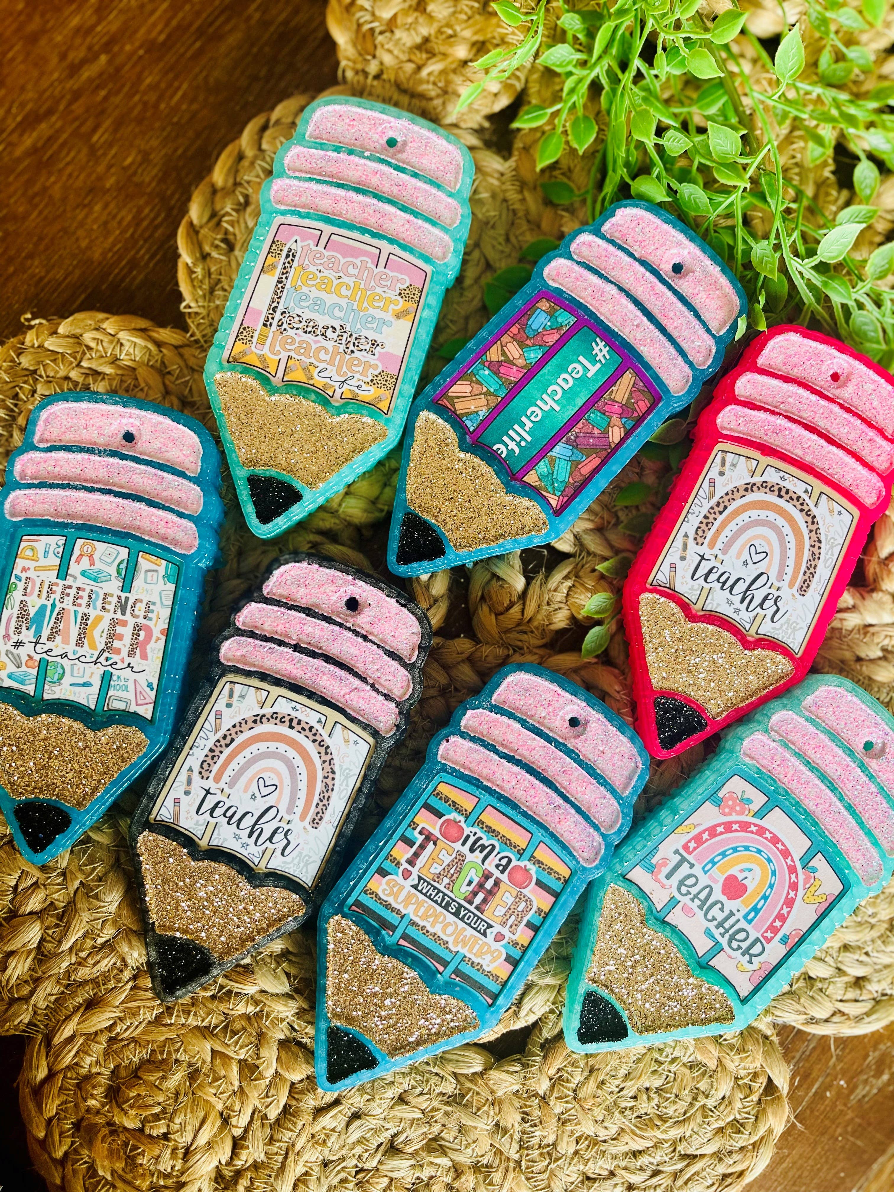 Stay Fresh’ies Air Fresheners – Großhandel Auto-Lufterfrischer – Damen – Stay Fresh’ies Air Fresheners Autoduft Anhänger in Bunt - Lehrer Stift Design