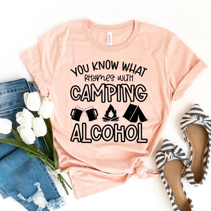 Camiseta You Know What Rhymes With Camping - Bella Canvas por atacado de Printliss