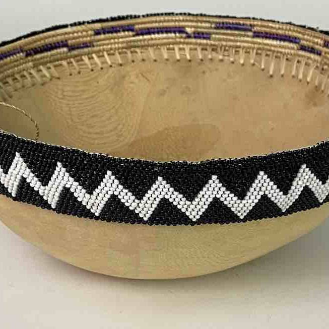 The Niger Bend - Vente Assiettes/plats/bols de décoration - Bol en bois clair noir & blanc bord perlé « Imbehe » Rwanda | 10"1