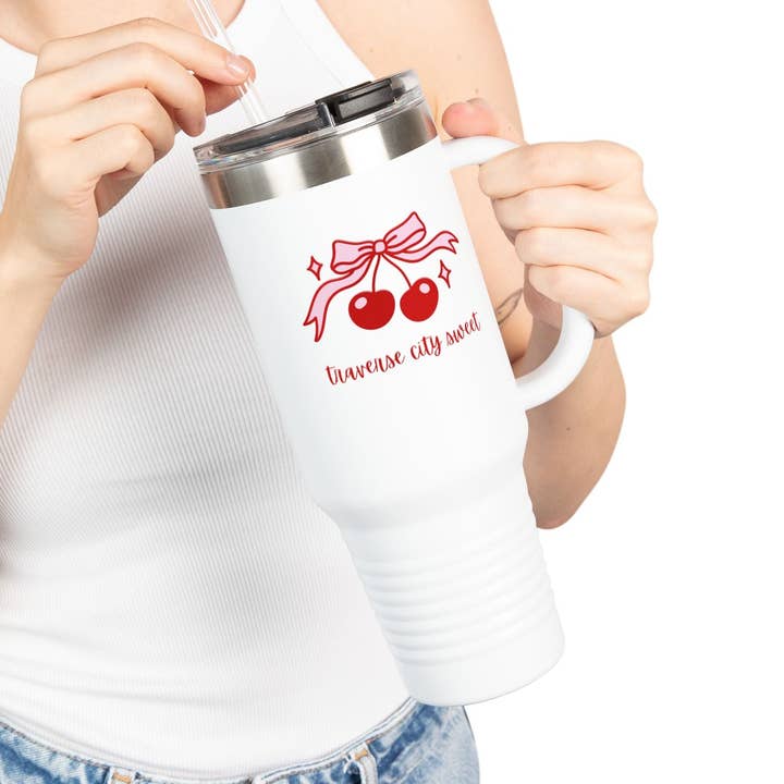Tazza da Viaggio Isolata Traverse City Sweet – Tazza da Caffè con Ciliegia e Fiocco Rosa per Donne, Regalo di Addio al Nubilato del Michigan per la vendita all'ingrosso da parte di Up North Attitude