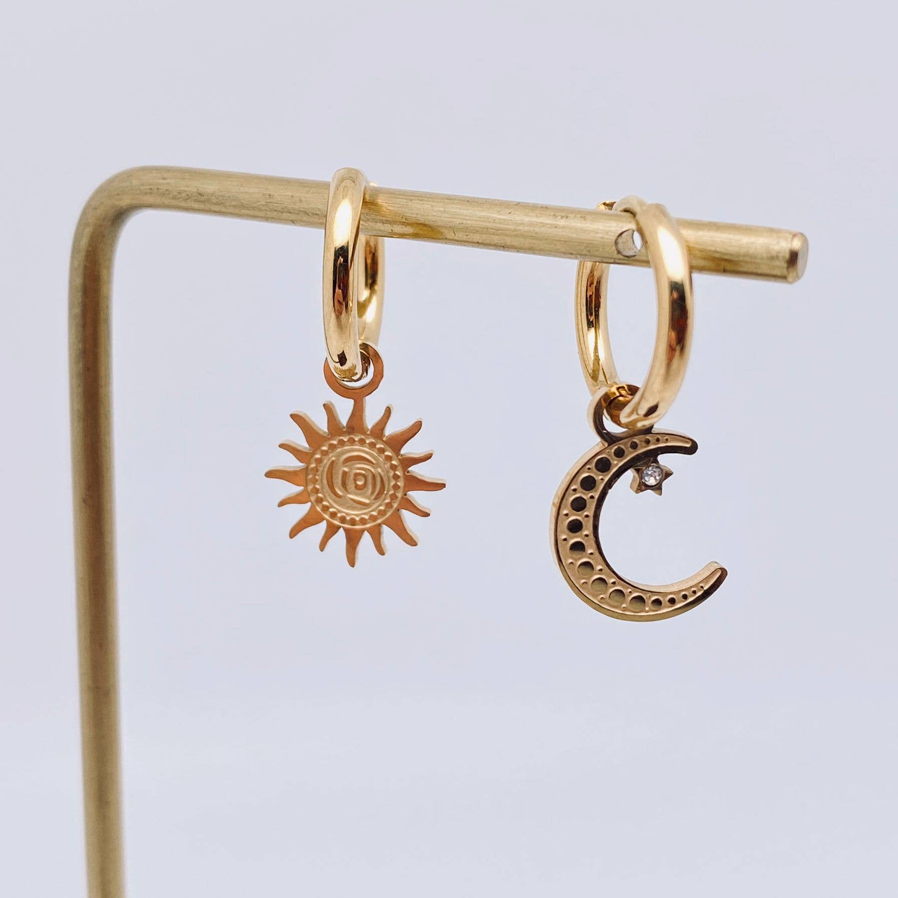 Mio Queena - Venta al por mayor Pendientes de aro pequeños - Pendiente Huggie asimétrico de acero inoxidable chapado en oro de 18 quilates Sun Moon FGS/MS1