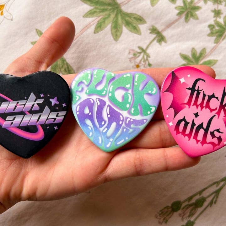 Au diable, les boutons en forme de cœur du sida pour la vente par Hollandaize Art