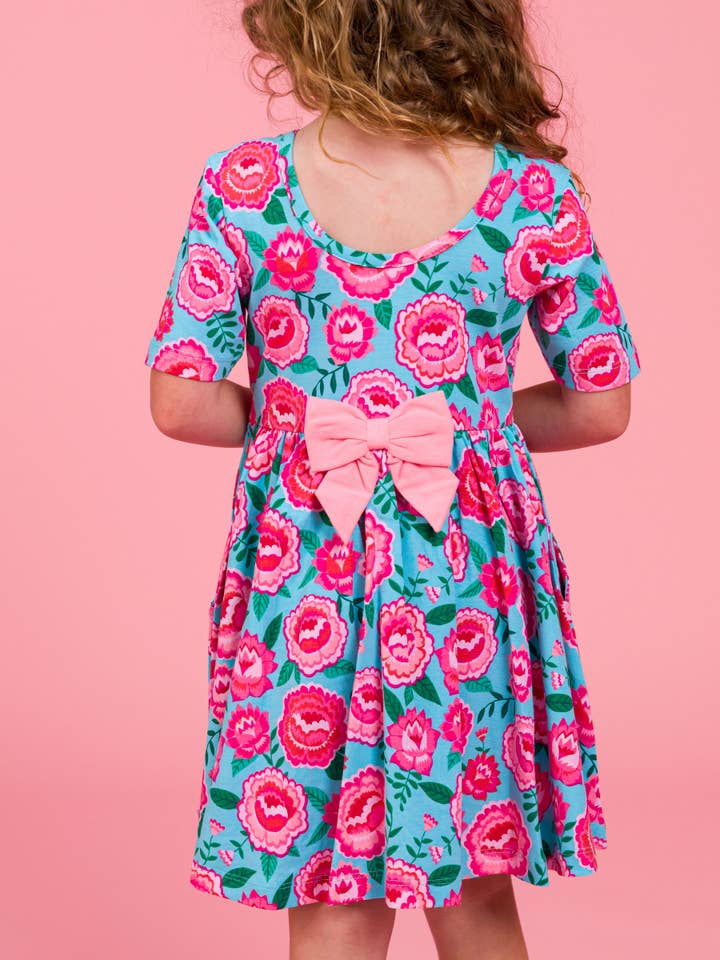 Azul Vestido de Malha com Mangas Curtas e Rodado Bright Blossoms para Meninas para venda a revendedores na Faire1