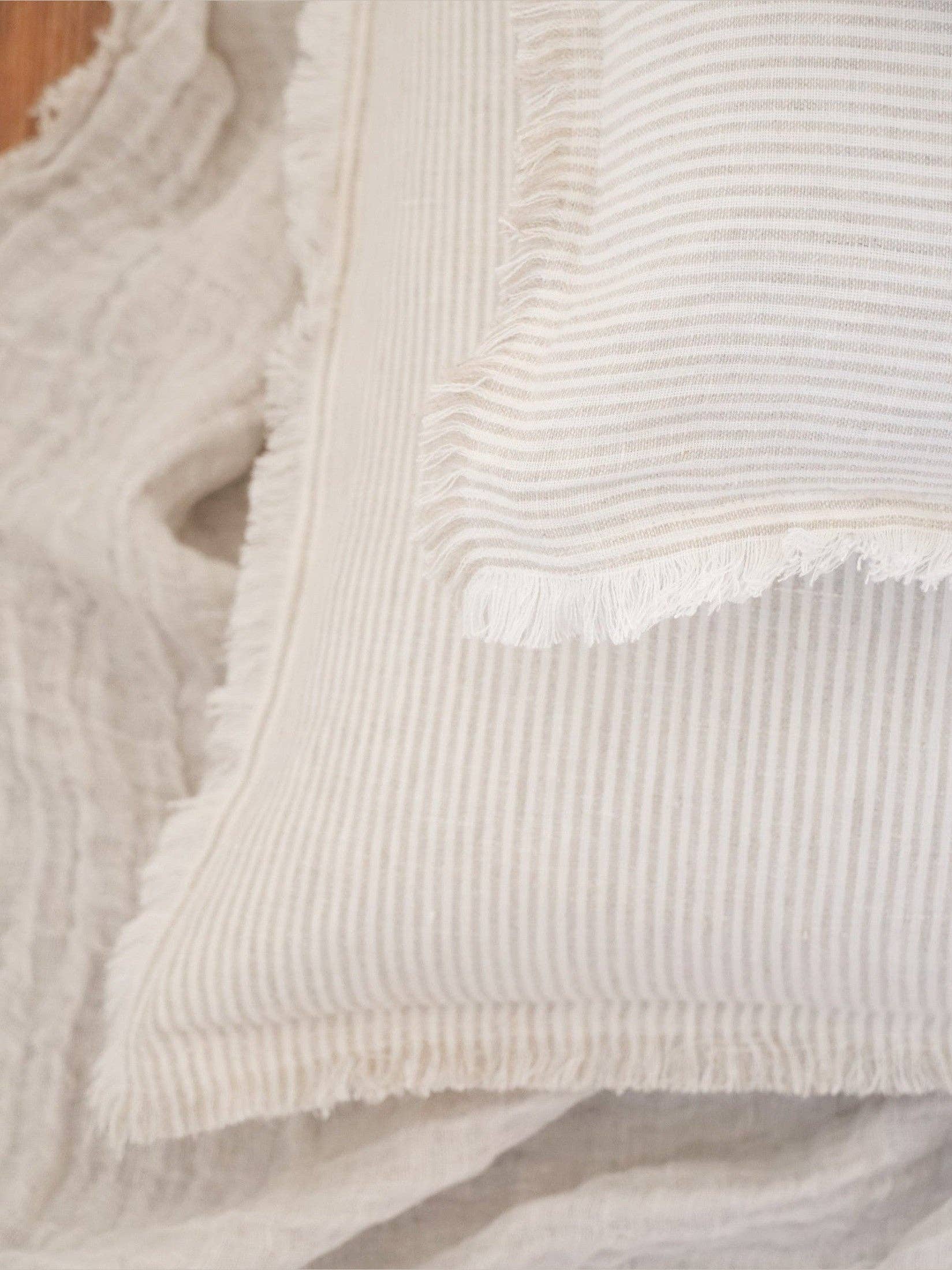 Anaya Home - Wholesale Decoratief kussen - Beige Kussen van Zacht Linnen met Streepjes en Franjes9