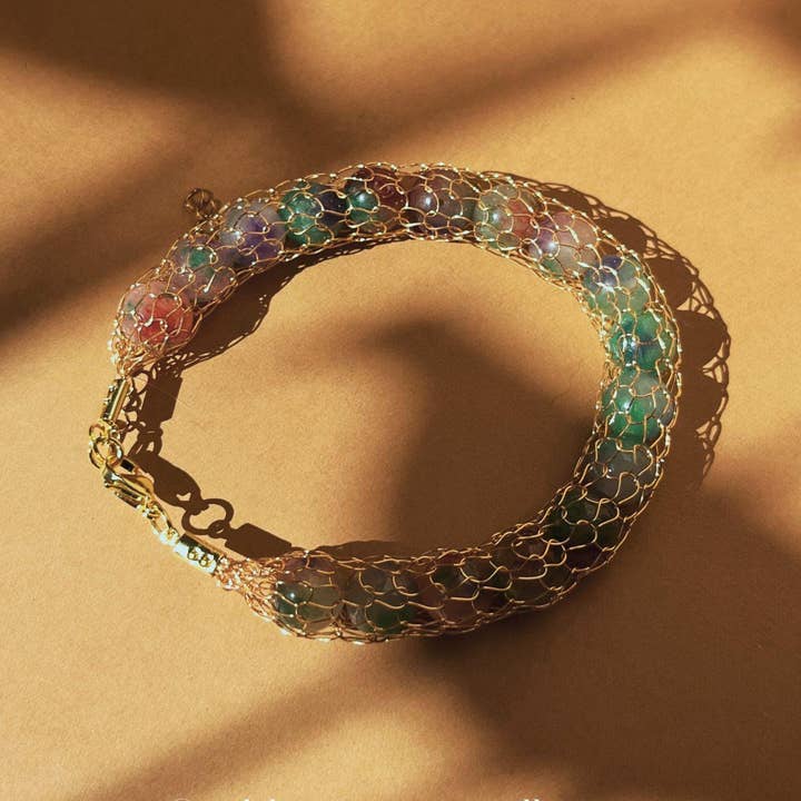 Stickad Agat Ädelstensarmband: 18k Guldpläterad Boho Manschett för wholesale av Wild Weaves Jewellery by Sara Lindgren