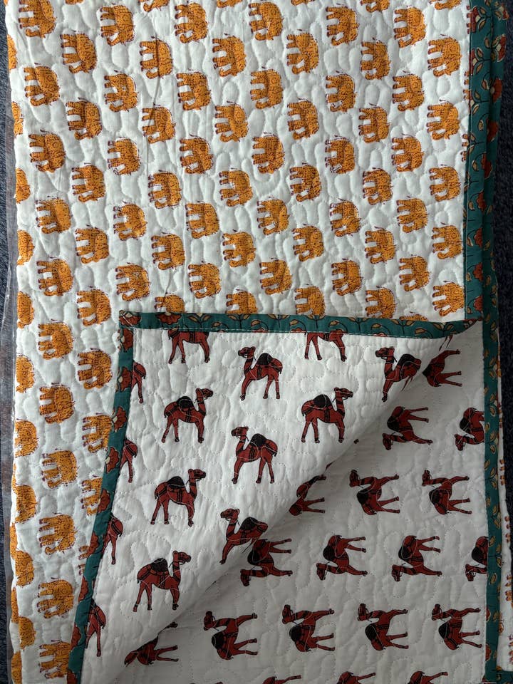 Crib Quilt - Camel & Elephant March for engroshandel hos Peaceware