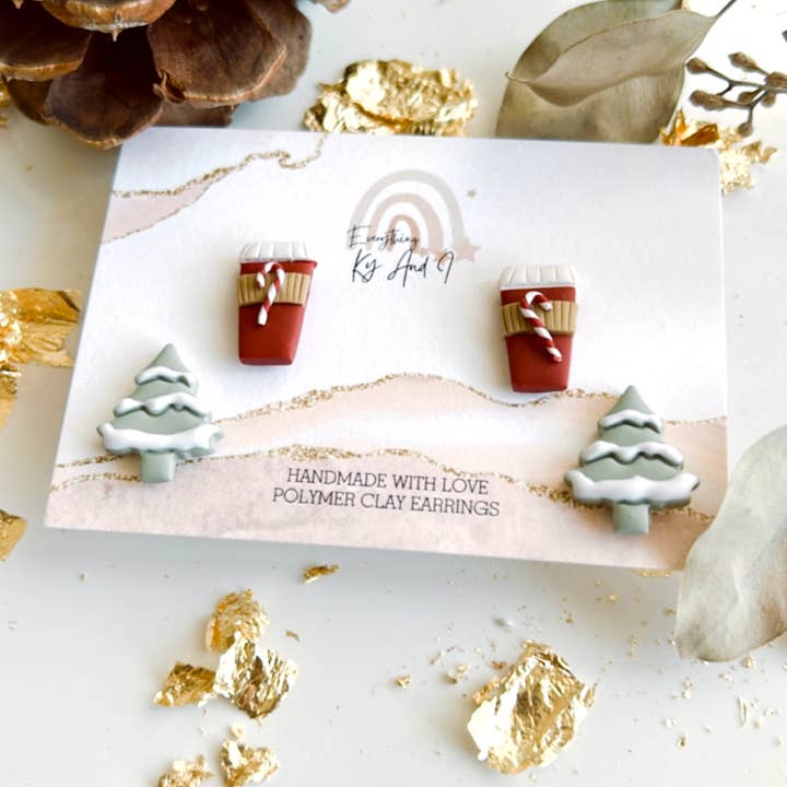 Everything Ky and I – Engroshandel Smykkesæt – Holly Jolly Kaffe og Snowy Tree Stud Set