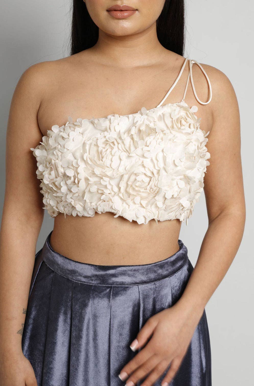 The Naked Laundry – Großhandel Bluse – Damen – Petal One String Lehenga Crop Top in Creme3
