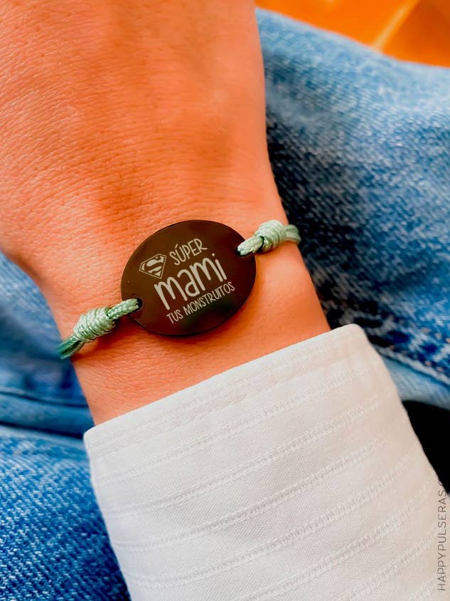 Große ovale Titan-Medaille für Damen aus Makramee. für den Großhandel von Happypulseras