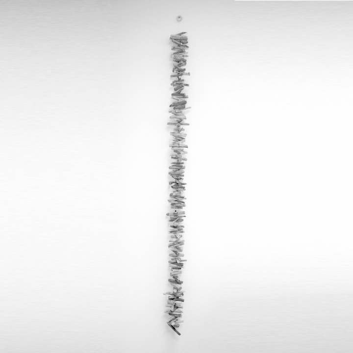 Modern Coastal by Contrast Inc. – Arco de bandeirinhas por atacado – Grinalda de madeira driftwood caiada de branco 72"1