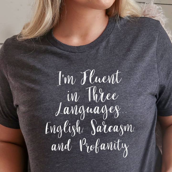 Flydende i sarkasme & Bandeord | Snarky Funny Sweary Cuss for engroshandel hos Suzy Swede