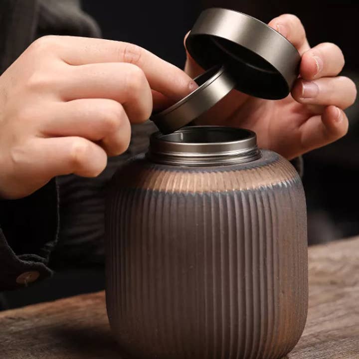 Urne funéraire commémorative en céramique avec couvercles en métal pour cendres humaines ou animales (marron) pour la vente par River Memorials