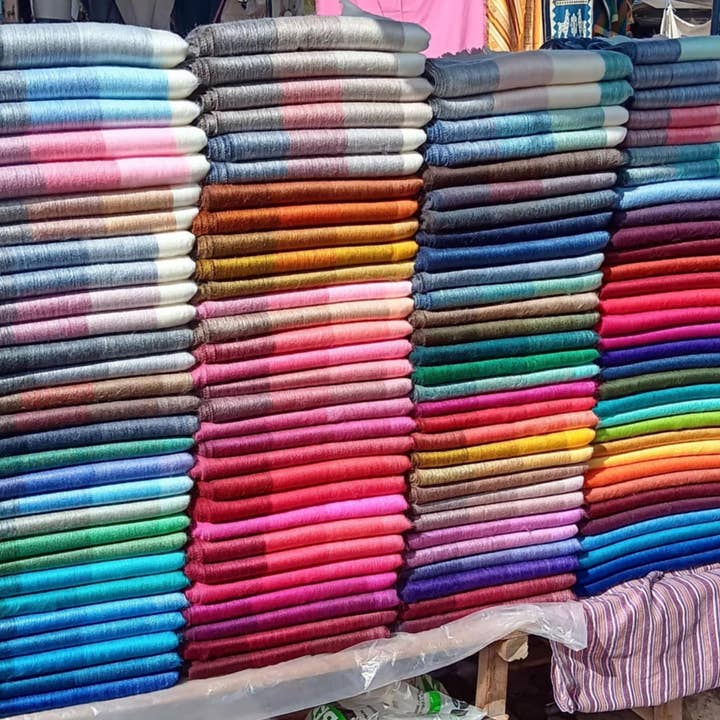 SCIALLE INTRECCIATO ARTIGIANALE, COLORI ASSORTITI, A RIGHE o TINTA UNITA per la vendita all'ingrosso da parte di Treasure of ANDES