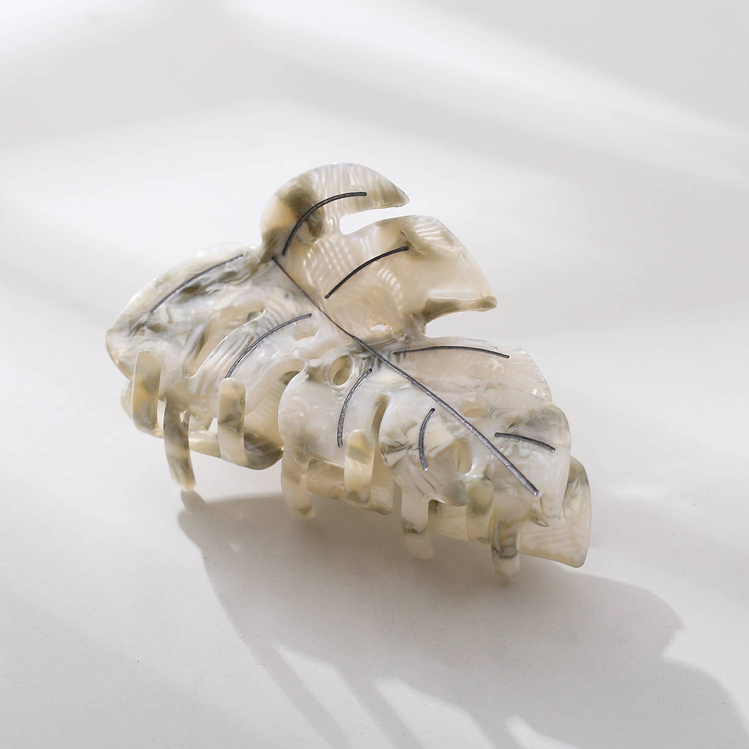 Assorted Monstera Leaf Claw Clip - Large for wholesale on Faire7