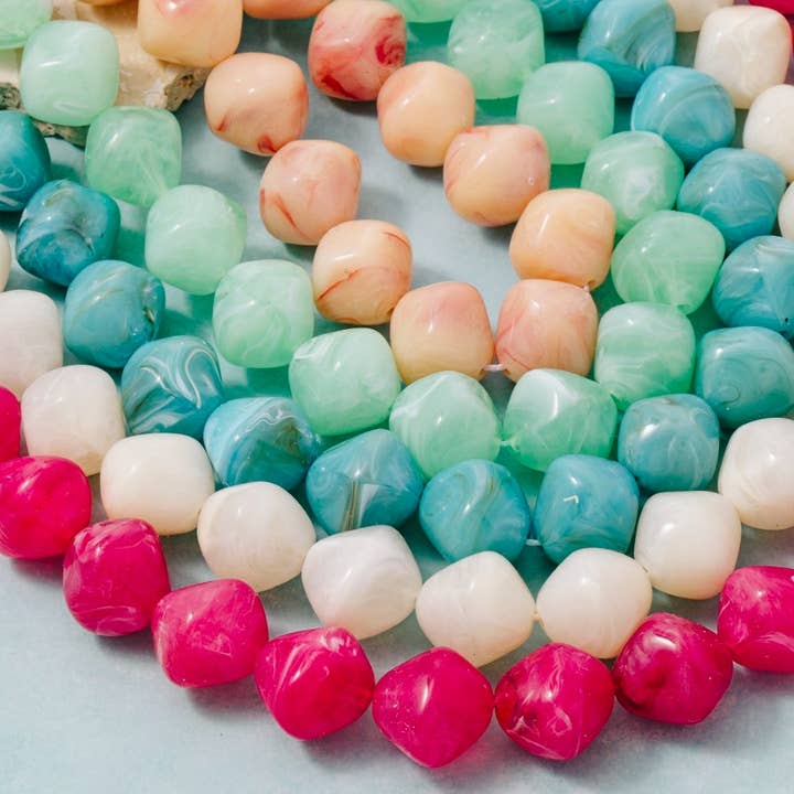 Oregelbundet marmorerat harts pärlhalsband för wholesale av The Looks by Fame Accessories