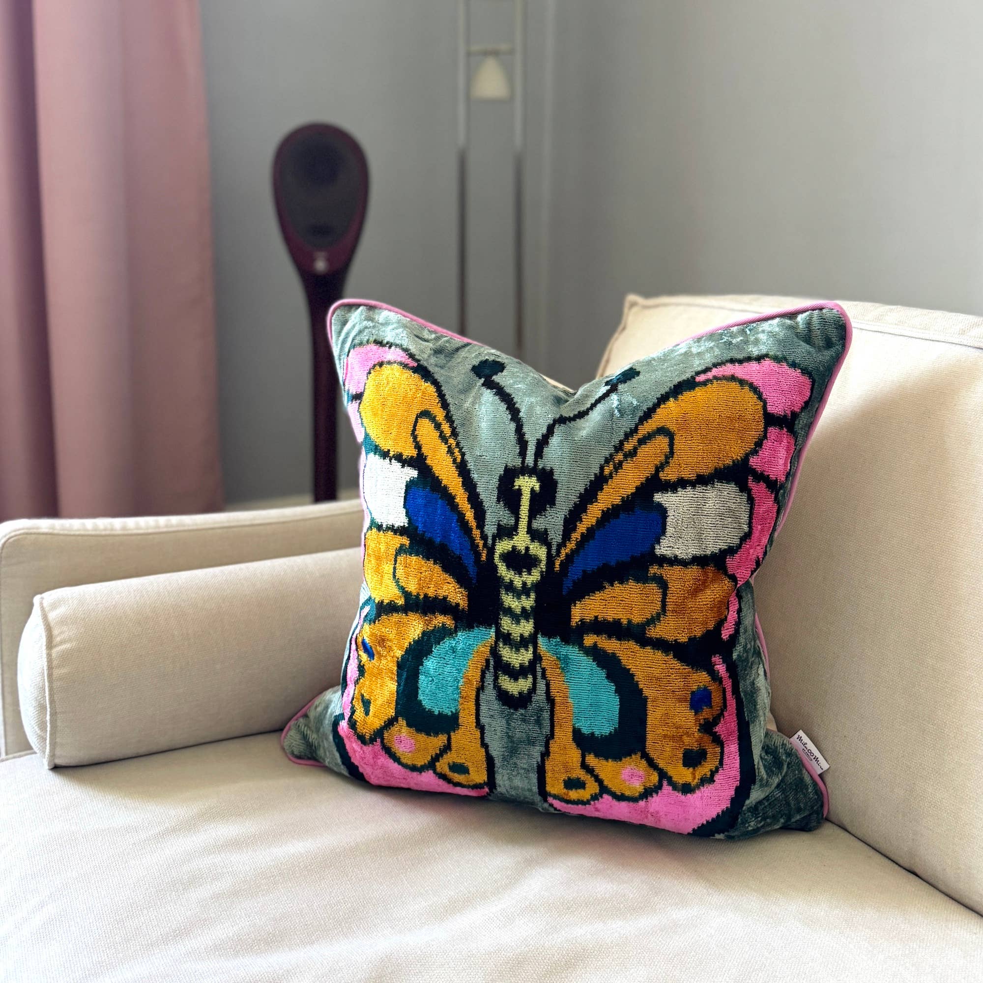 Mila∞Miro by Emelie – Großhandel Zierkissenbezug – Samt Ikat Kissen Schmetterling | Samt Ikat Kissenbezug4