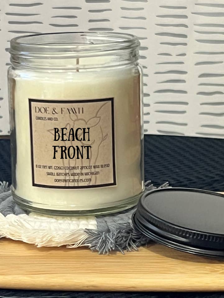 FRONT DE PLAGE/8 0Z. Pot transparent avec couvercle noir pour la vente par Doe & Fawn Candles and Co.