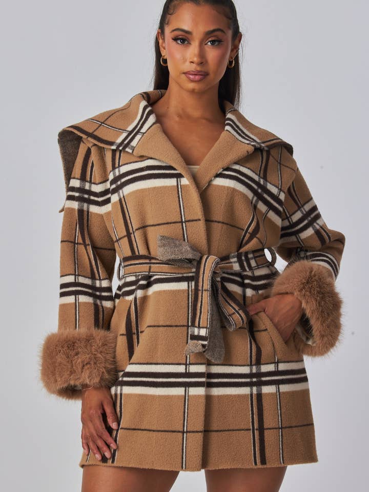 Plaid frakke med bælte og kunstpelsmanchetter for engroshandel hos J2 FASHION