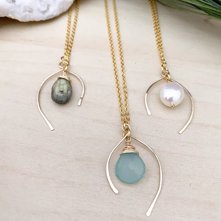 Pyrite and Pearls – Großhandel Kette mit Anhänger/Charm – Wunsch Knochen Halskette mit einem aqua blauen Chalcedon Edelstein Drop