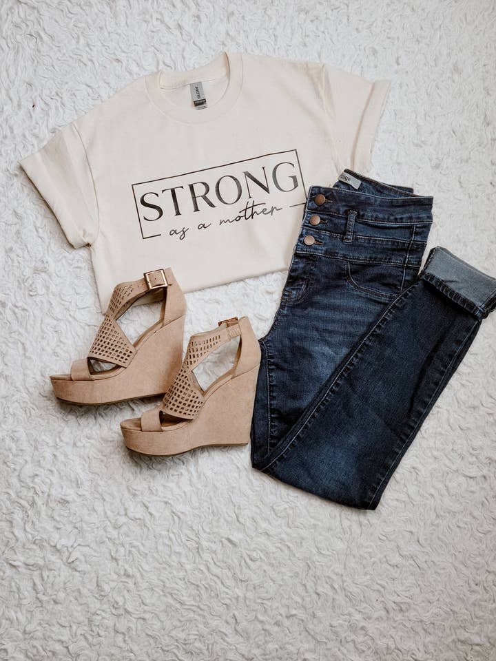 T-shirt fort comme une mère pour la vente par With Love, Shanese