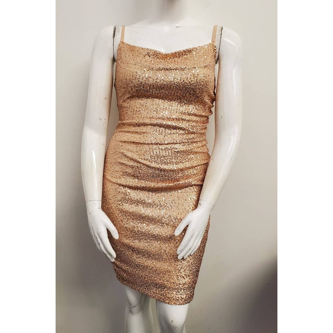 Curve Market - Vente Robe – femme - MINI-ROBE SANS MANCHES À SEQUINS À COL BÉNITIER DE GRANDE TAILLE4