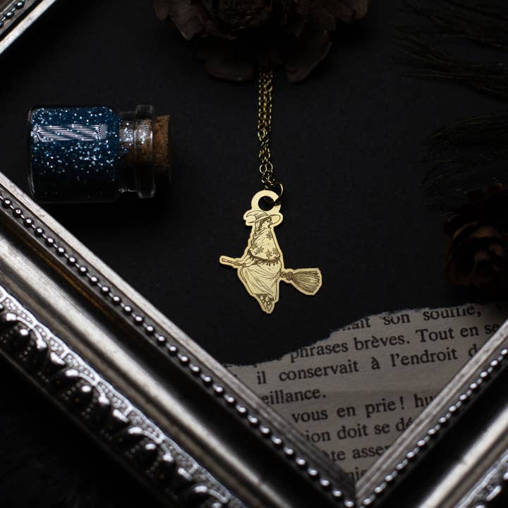 Balai Express - collier pendentif en laiton sorcière pour la vente par noemie zomby