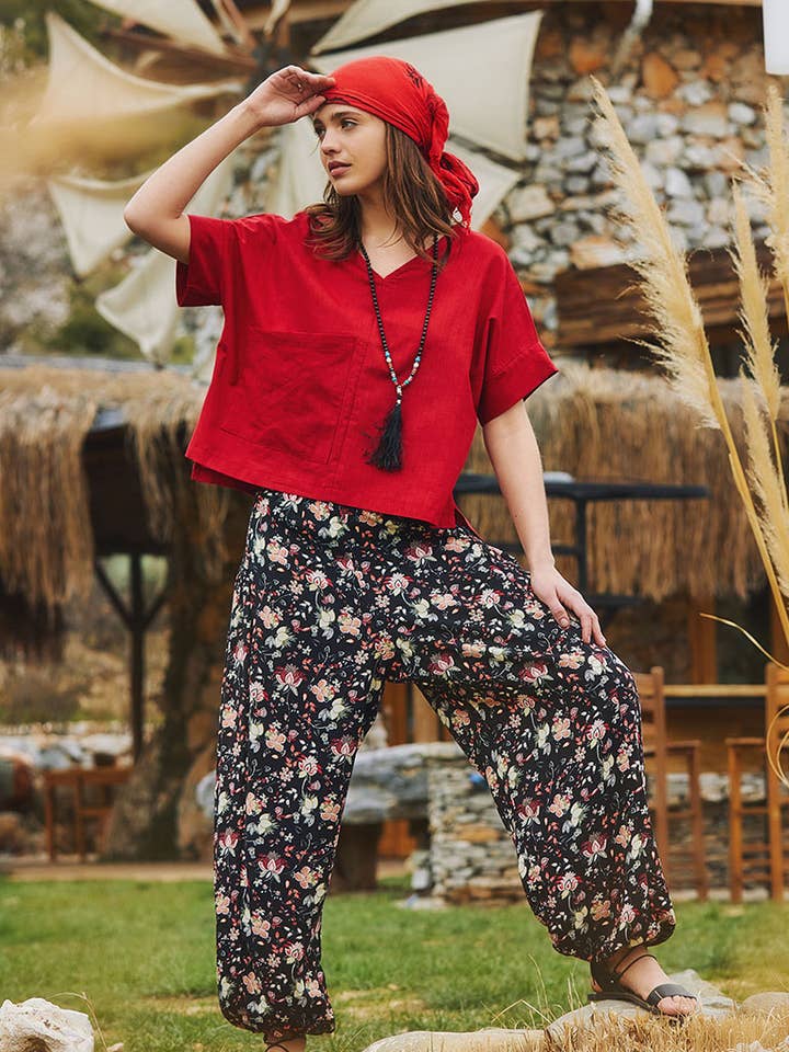 Top Boho rosso in cotone con scollo a V e tasca per la vendita all'ingrosso da parte di BohoClandestino