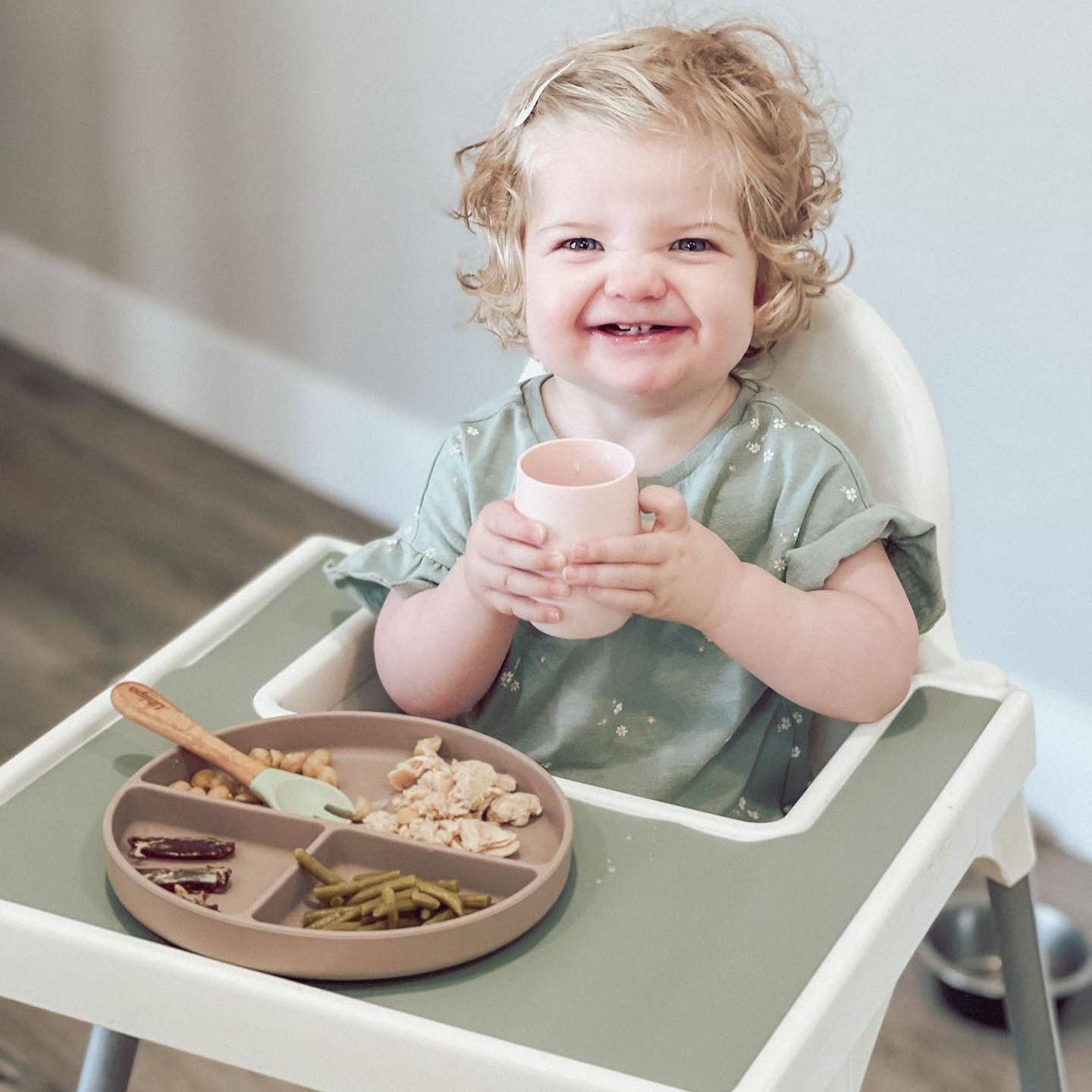 Ali+Oli - Vente Verre/tasse – enfant et bébé - Gobelet ouvert en silicone Bunny Face pour bébé et tout-petit (Misty Blush)2